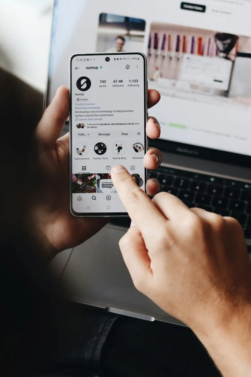 Profil Instagram professionnel consulté sur un smartphone : bio, bouton Message et stories à la une